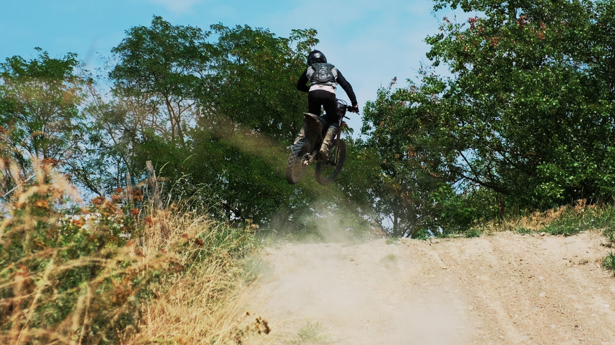 APEXX SX en action sur terrain enduro